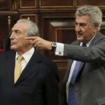 El vicepresidente de Brasil, Michel Temer (i), escucha las explicaciones del presidente del Congreso, Jesús Posada (d), sobre el hemiciclo durante la reunión que han mantenido