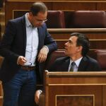 El secretario general del PSOE, Pedro Sánchez (d), conversa con el secretario de Organización y Acción Electoral del PSOE, César Luena.