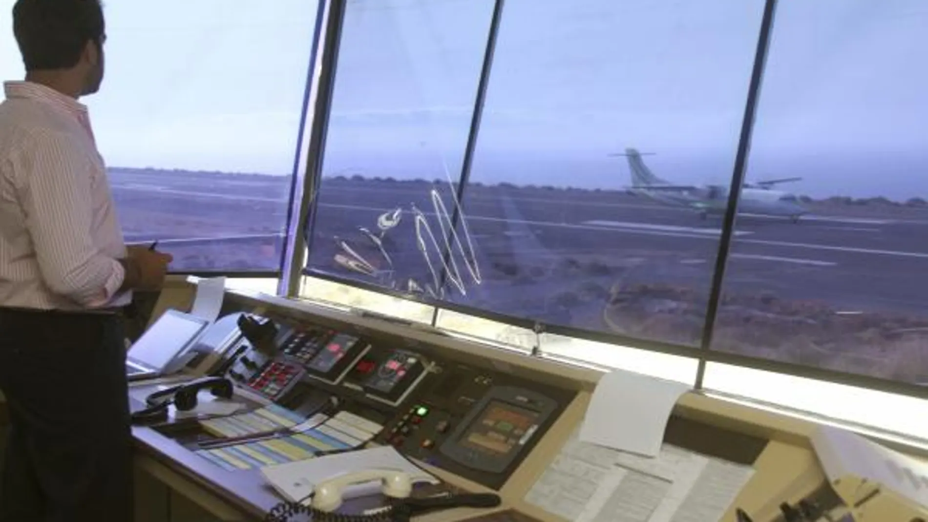 Un controlador aéreo en una torre