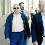 El ex subdirector general de Mercasevilla Daniel Ponce, junto a su defensa, a la entrada de los juzgados del Prado de San Sebastián