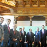 El consejero Luis Pizarro ayer, con representantes de la Mesa del Toro