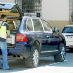Los agentes se incautaron durante los registros de numerosa documentación