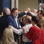 El presidente del Gobierno y del PP, Mariano Rajoy (c), y el presidente de la Generalitat Alberto Fabra (i), saludan a los asistentes al acto de presentación de los candidatos populares a los Ayuntamientos de la provincia de Alicante