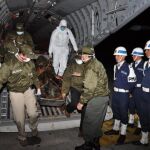 miembros de la policía bajan de una aeronave el cuerpo del abatido líder de las Fuerzas Armadas Revolucionarias de Colombia (FARC), Víctor Julio Suárez Rojas, alias "Mono Jojoy"