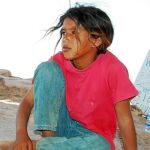 La pequeña Samina tiene 12 años y los pies descalzos