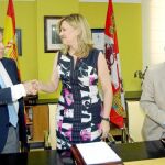Pilar del Olmo firma el acuerdo de colaboración con Antonio Ojeda y Francisco Fernández-Prida