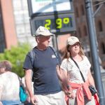 Los turistas disfrutan estos días de unas veraniegas temperaturas en las tres provincias de la Comunitat Valenciana. Durante los próximos días se prevé que los mercurios se mantengan elevados