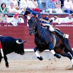 El rejoneador portugués clava una banderilla al cuarto de la tarde