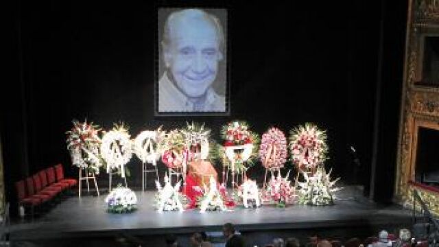 El féretro del intérprete estaba en el centro del escenario del coliseo