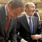 El presidente del Gobierno, ayer, junto a su vicepresidente primero, Alfredo Pérez Rubalcaba, en el Congreso