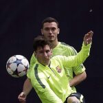 Thomas Vermaelen y Leo Messi, durante un entrenamiento