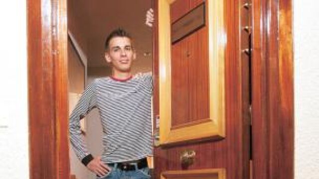 Pablo Soto, en la puerta de las oficinas de su empresa en Madrid