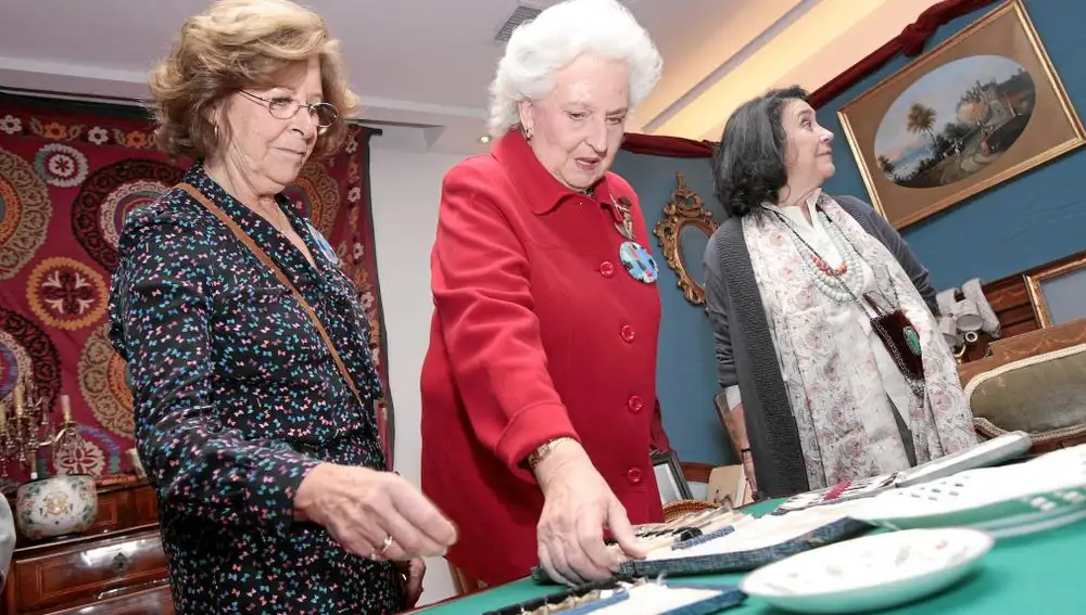 La infanta doña Pilar en la inauguración del rastrillo
