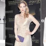 Elle MacPherson (izda.,con un jersey «greige» durante un paseo; Genoveva Casanova (centro) lo utilizó en un vestido de fiesta; Olivia Palermo (dcha., con unos pantalones del nuevo color)