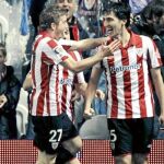 muniain se abraza a Iraola, autor del primer gol del Athletic