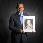 Alfonso Ussía sostiene una fotografía de su abuelo, Pedro Múñoz Seca