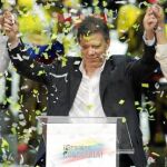 victoria. Juan Manuel Santos celebra que es el nuevo presidente de Colombia con el 69% de los votos