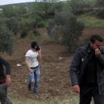 Residentes se tapan la cara en Ibleen tras un ataque con armas químicas, según han denunciado