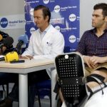 Fonsi Nieto, junto a los doctores Martínez y Villamor (i) en la rueda de prensa de ayer