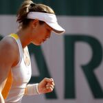 La tenista española Garbiñe Muguruza celebra un punto ante la italiana Camila Giorgi durante el partido de segunda ronda de Roland Garros en París