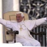 El Papa dice que el hombre lleva en su genoma la huella profunda de la Trinidad