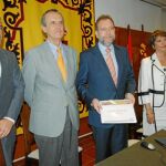 El consejero de Educación, Formación y Empleo, Constantino Sotoca, (tercero derecha) ayer en el IES La Flota