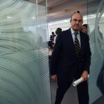 Luis de Guindos, tras una rueda de prensa con hoy, sábado 18 de abril de 2015 en Washington (Estados Unidos).