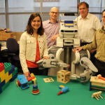 El equipo de investigación de la Universidad de California en Berkeley posa junto al robot BRETT