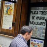Un aficionado adquiere unas localidades en las taquillas de la calle de La Victoria
