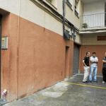 Vecinos de la localidad se congregaron en el portal donde la víctima fue degollada por su pareja