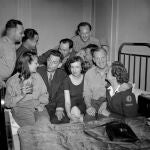 El periodista Edward Kennedy con algunos de sus compañeros de Associated Press