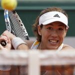 Garbine Muguruza devuelve una bola a Flavia Pennetta