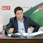 El vicesecretario general del PSOE-A, Rafael Velasco (c), con Francisco Carbonero (i) y Dionisio Valverde