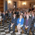 El público asistente al acto de presentación del libro «El Centenar de la Ploma en els Documents», del profesor Ballester-Olmos, en la Lonja de la Seda de Valencia