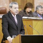 El consejero de Educación, Francisco Álvarez de la Chica, ayer, en el Pleno del Parlamento