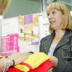 La edil del PP de Parla, Charo Carrasco, cuando instaló por su cuenta la bandera española en el Consistorio