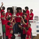 El entrenador del Sevilla, Unai Emery (i), el capitán Fernando Navarro (d) y el presidente José Castro (c), junto al resto de la plantilla, descienden del avión con la copa de la Liga Europa