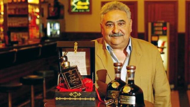 Tomás Gutiérrez, en el mítico local, que abre sus puertas a las cinco de la tarde para servir los mejores cócteles