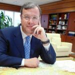 El consejero de Fomento de Castilla y León, Antonio Silván, en su despacho de la Consejería