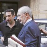 Rodrigo Rato, rodeado de periodistas ayer a las puertas de su domicilio en Madrid