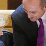 Miguel Sebastián, ministro de Industria, conversa con la titular de Economía, Elena Salgado, en una imagen de archivo