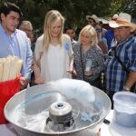 Cristina Cifuentes con el alcalde de Alcorcón, David Pérez, en la Fiesta de las Familias