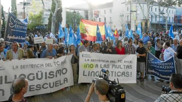 El bilngüismo en la escuela fue otra de las banderas de un acto de Impulso Ciudadano que respaldaron PP, UPyD y Ciutadans, entre otros
