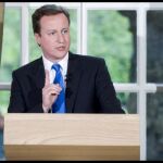 Cameron tiende la mano a Clegg