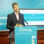 El portavoz en la Asamblea Regional del PPRM, Juan Carlos Ruíz, durante su intervención en la sede popular