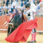 El diestro de la Puebla da un pase natural a su oponente, ayer en La Maestranza