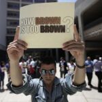 «¿Cuánto marrón es demasiado marrón?», escribe un manifestante en el estado de Arizona. «Brown» es como llaman a los hispanos en Estados Unidos