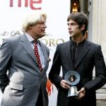 Sebastián Castella con el premio la Oreja de Oro de RNE, junto al embajador francés