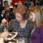 Doña Sofía y Doña Letizia, el pasado año, en su visita a El Rastrillo