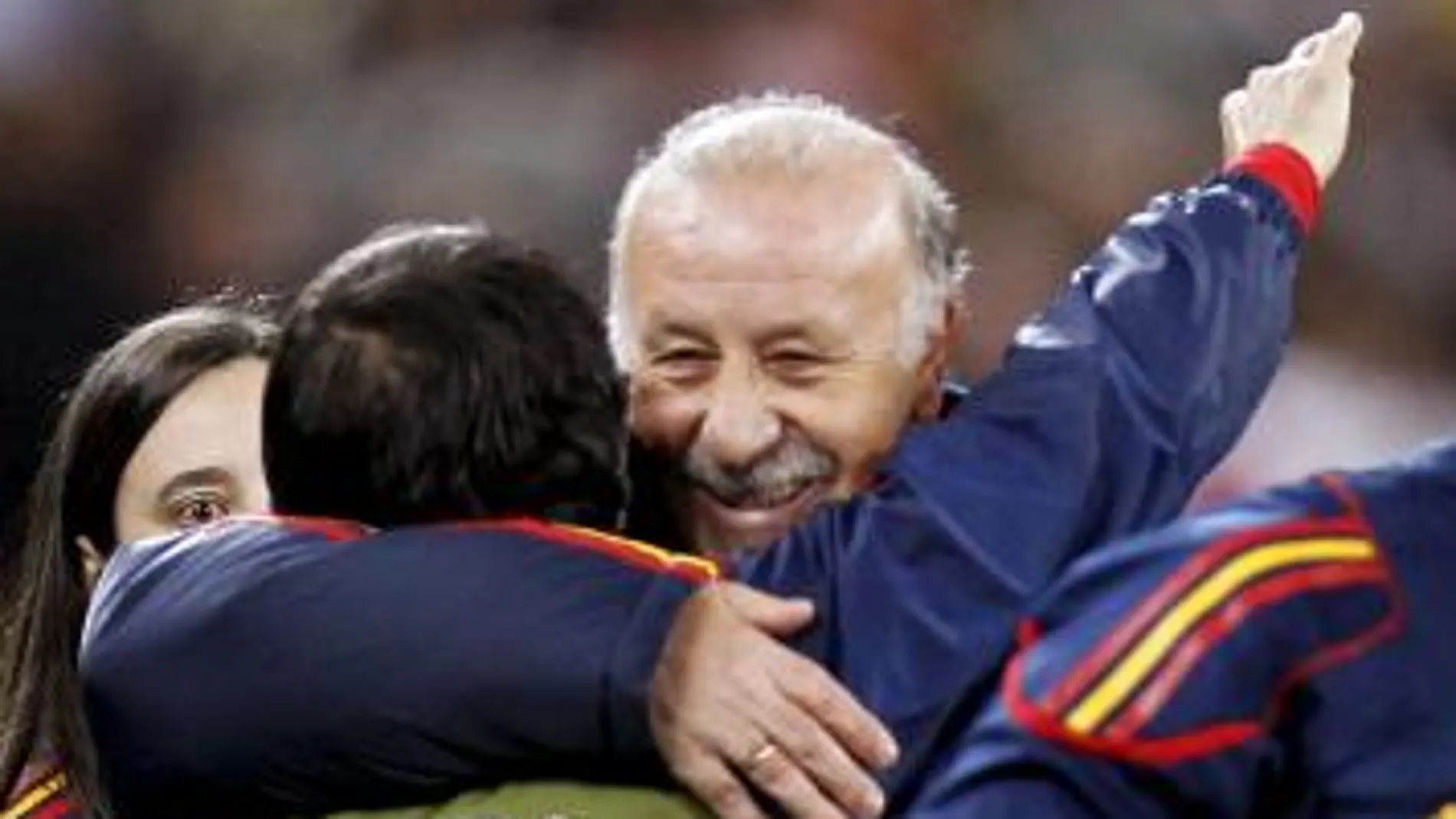 El seleccionador español, Vicente del Bosque celebra el triunfo